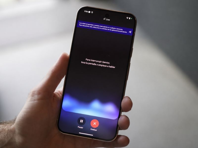 Persona consultando el asistente de voz de Gemini desde un teléfono móvil